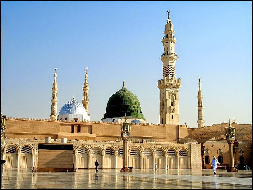 Al-Masjid an-Nabawi in Medina with Green Dome and Minarets HD wallpaper