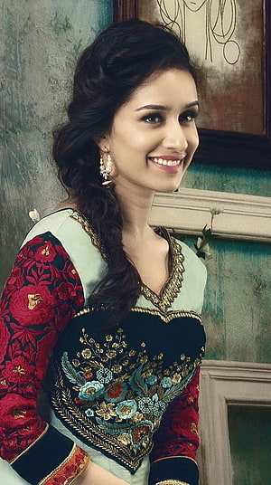 Shraddha Kapoor in Traditional Embroidered Ethnic Wear with Floral Details HD phone wallpaper