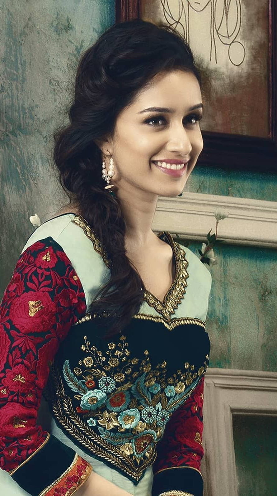 Shraddha Kapoor in Traditional Embroidered Ethnic Wear with Floral Details HD phone wallpaper
