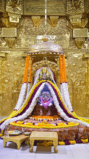 Somnath Mahadev Temple Shiva Idol Adorned With Marigold And Jasmine Flower Garlands HD phone wallpaper