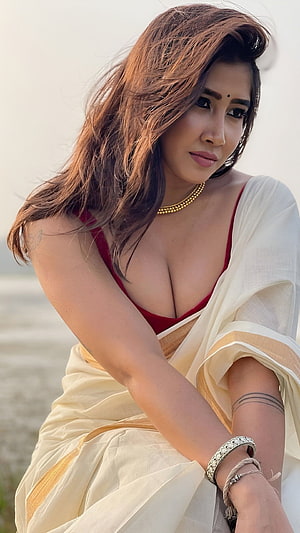 Sophia in a cream and gold saree with a red blouse, gold necklace, and silver bangles HD phone wallpaper