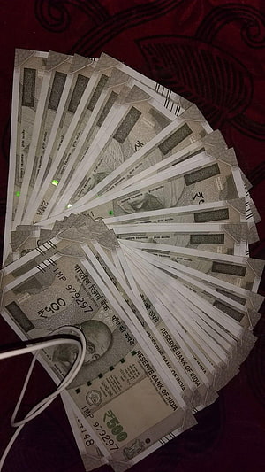 Stack of Indian 500 Rupee Notes Fanned Out on Red Fabric HD phone wallpaper