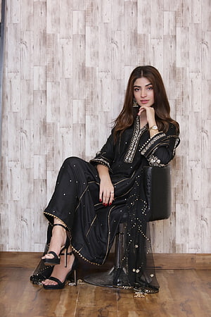 Kinza Hashmi in Black Embroidered Kurta with Gold Zari Work and Heeled Sandals HD phone wallpaper