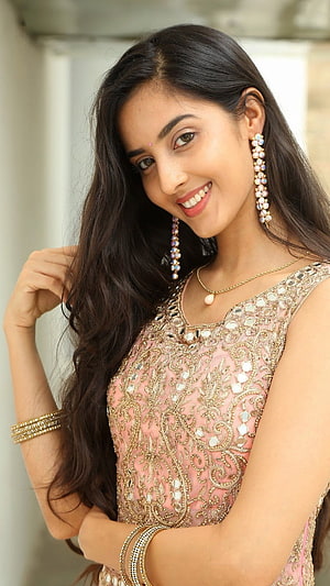 Simrat Kaur in Elegant Pink Embroidered Ethnic Wear with Gold Jewelry HD phone wallpaper