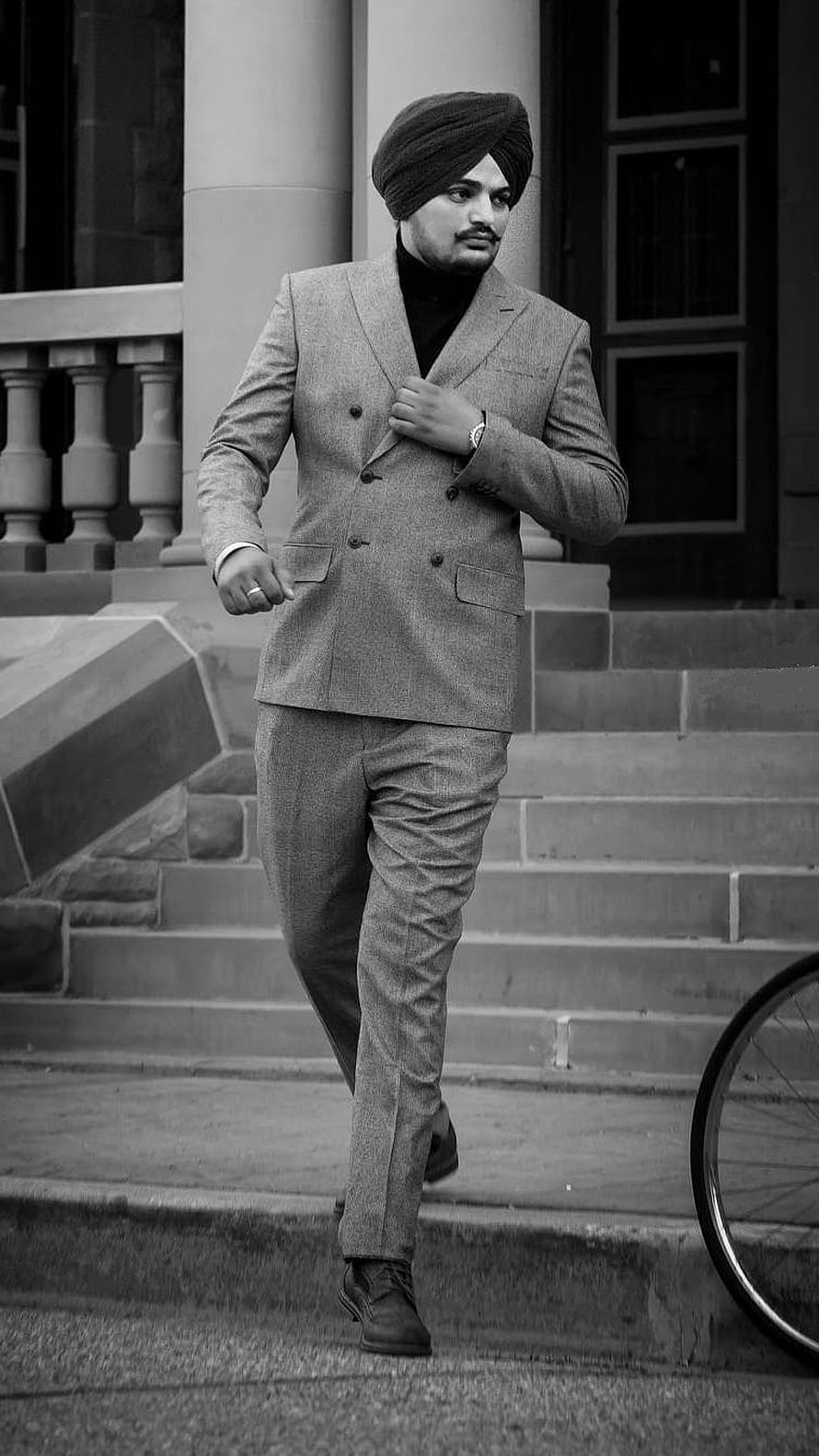 Stylish man in a turban and double-breasted suit walking down stone steps in black and white, Sidhu Moose Wala, Black And White, hoot HD phone wallpaper