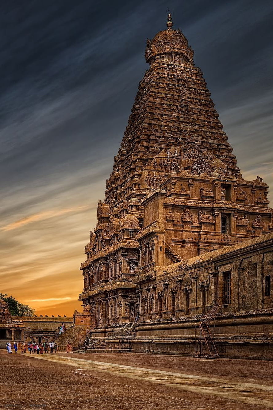 Brihadeeswarar Temple Gopuram at Sunset in Thanjavur, Tamil Nadu, India HD phone wallpaper