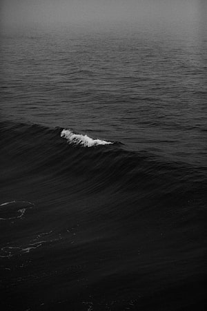 Monochromatic Ocean Wave Cresting in Dark Waters HD phone wallpaper
