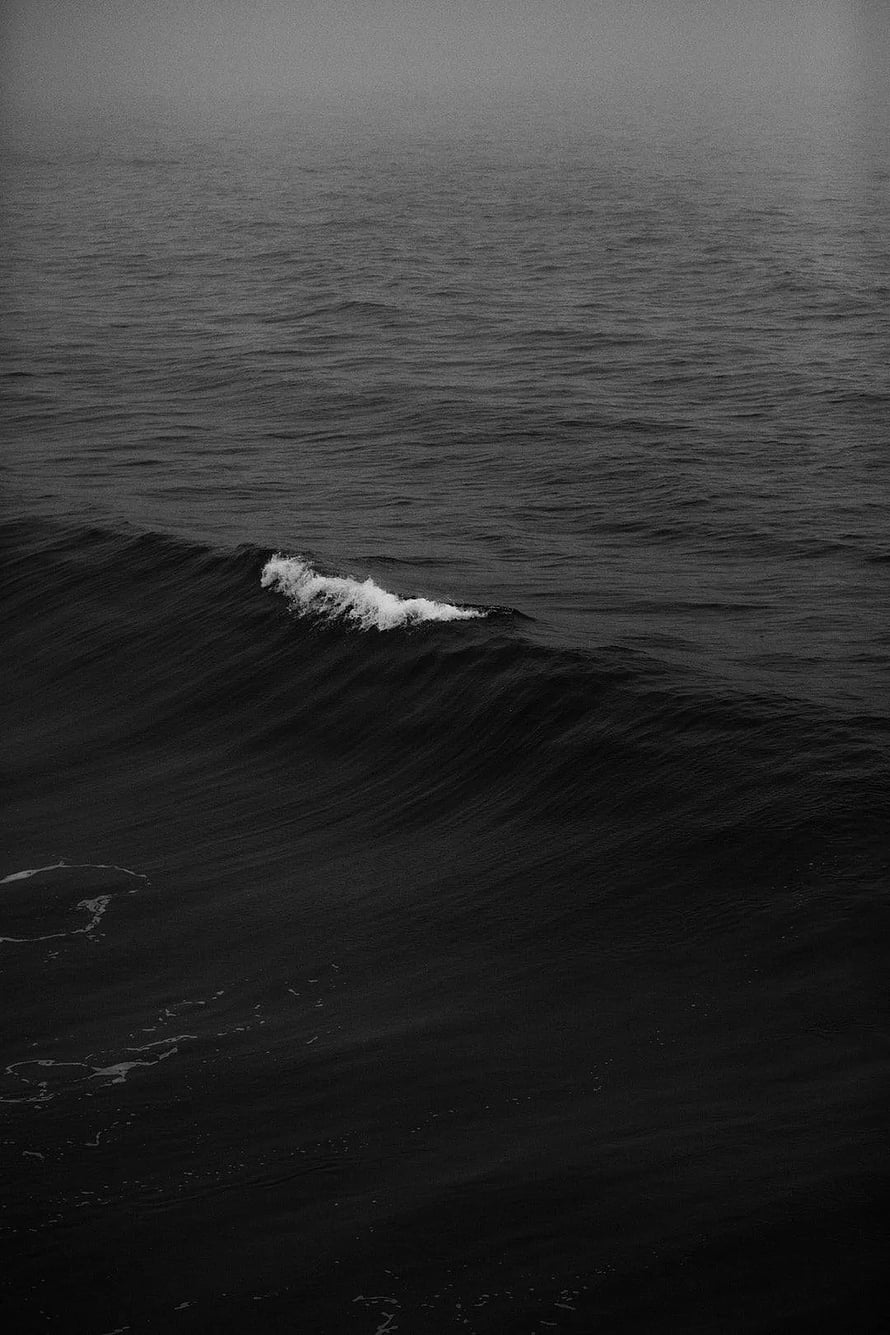 Monochromatic Ocean Wave Cresting in Dark Waters HD phone wallpaper