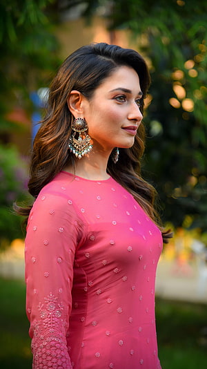 Temple Bhatia in Pink Embroidered Dress with Traditional Earrings HD phone wallpaper