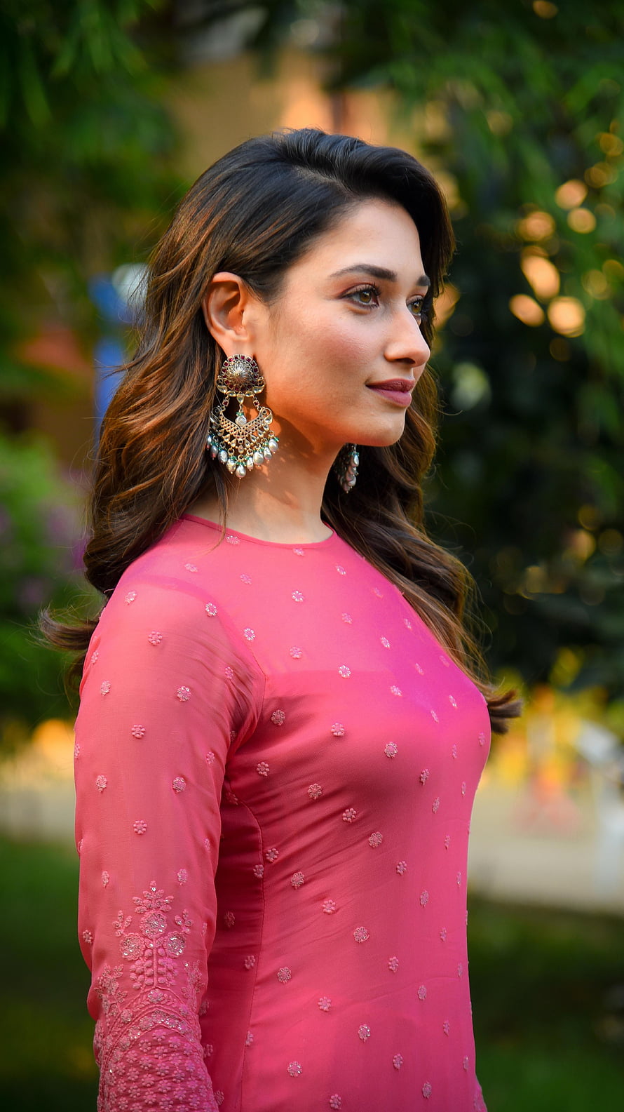Temple Bhatia in Pink Embroidered Dress with Traditional Earrings HD phone wallpaper