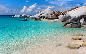 Turquoise Waters and Granite Boulders at a Tropical Maldives Beach HD wallpaper