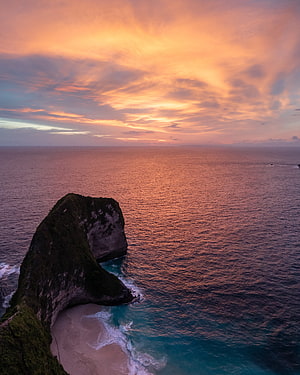 Kelingking Beach Bali Sunset View of T-Rex Cliff and Ocean HD phone wallpaper