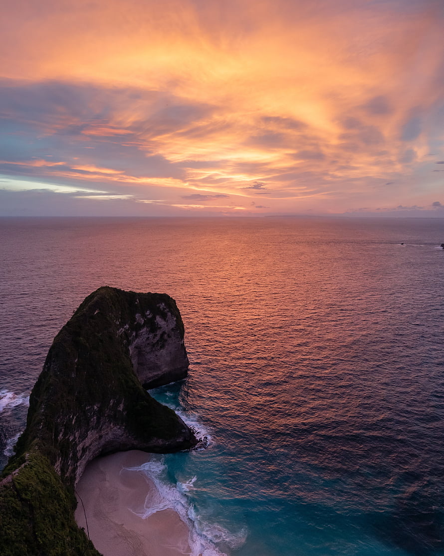 Kelingking Beach Bali Sunset View of T-Rex Cliff and Ocean HD phone wallpaper