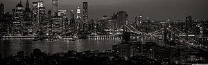 New York City Skyline and Brooklyn Bridge in Black and White Night Photography HD wallpaper