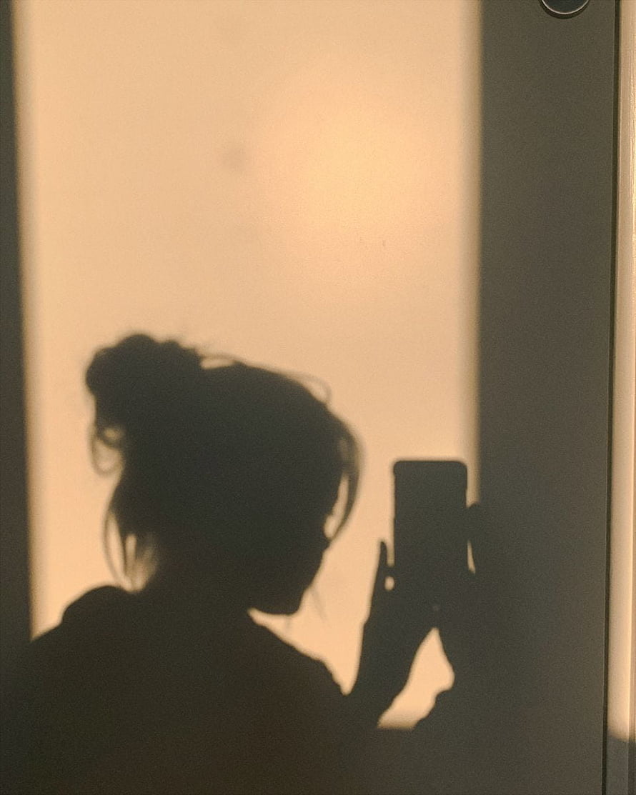 Silhouette of a woman with a messy bun taking a mirror selfie in warm golden light, Shadow, messy bun. Shadow , Girl shadow, Shadow graphy HD phone wallpaper