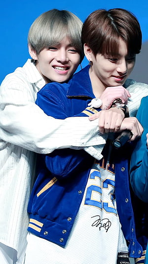 BTS V and Jungkook Embracing on Stage in Blue and White Outfits HD phone wallpaper