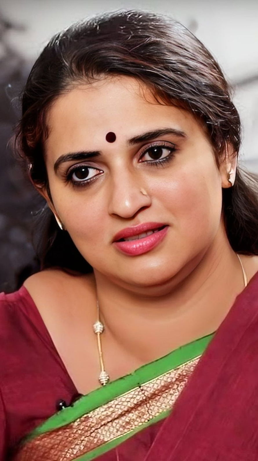Pavitra Lokesh Portrait in Maroon Saree with Green and Gold Border HD phone wallpaper