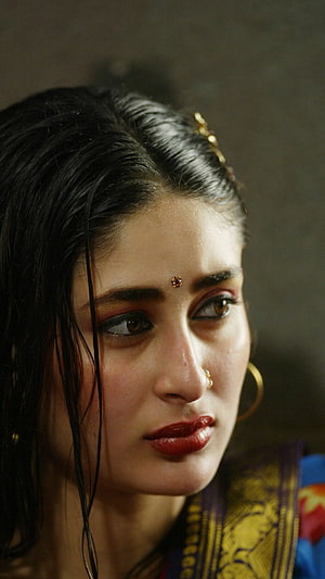 Kareena Kapoor in Chameli: Close-Up Portrait with Traditional Indian Jewelry and Saree HD phone wallpaper