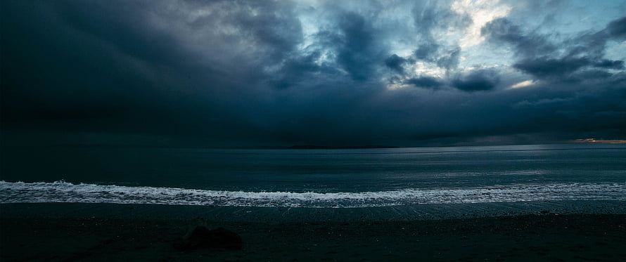 Dark Stormy Ocean Waves Crashing on Beach Under Dramatic Cloudy Sky HD wallpaper