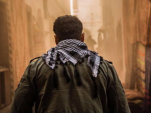 Tiger Zinda Hai Movie Still: Man in Military Jacket and Keffiyeh Walking Through Dusty Alley, Tiger Zinda Hai HQ Movie . Tiger Zinda Hai Movie - 48431 HD wallpaper