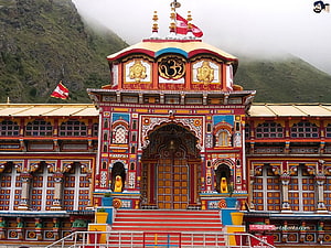 Badrinath Temple Facade with Intricate Carvings and Mountain Backdrop HD wallpaper