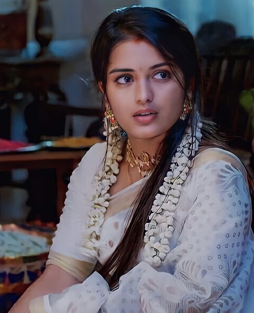 Priyanka Jain in Traditional White Attire with Floral Garland and Gold Jewelry HD phone wallpaper