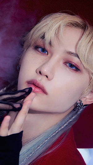 Felix from Stray Kids in a moody close-up portrait with platinum hair and blue eyes HD phone wallpaper