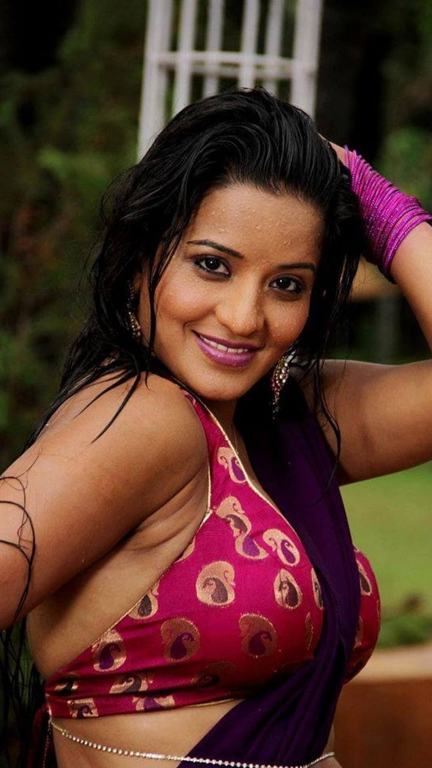 Monalisa Bhojpuri Actress in Traditional Saree HD phone wallpaper