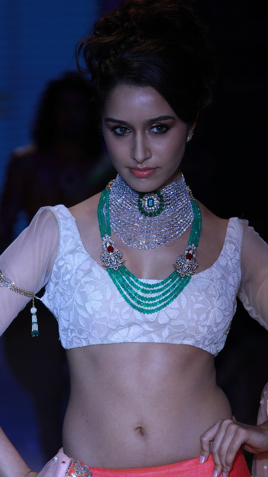 Alia Bhatt in white embroidered blouse and green emerald jewelry HD phone wallpaper