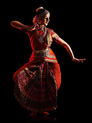 Indian Classical Dancer in Traditional Red Silk Saree and Temple Jewelry HD phone wallpaper