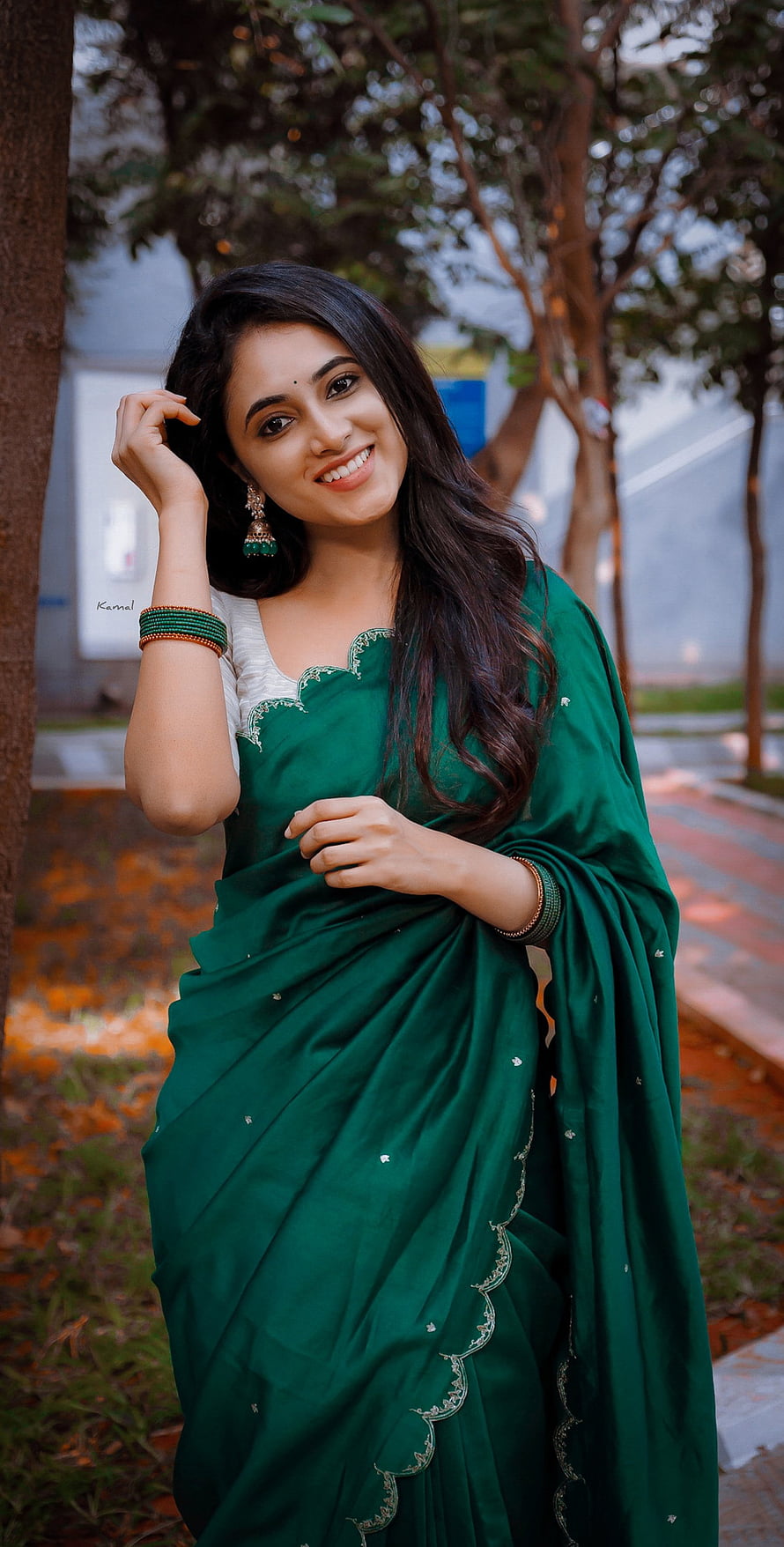 Beautiful Indian Woman Wearing Elegant Green Saree With Traditional Jewelry, Priyanka Mohan, doctor, dress HD phone wallpaper
