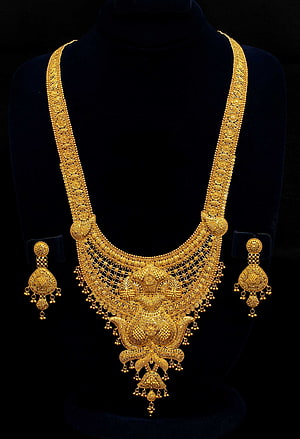 Traditional Indian Gold Necklace and Earring Set with Intricate Filigree and Dangling Beads HD phone wallpaper