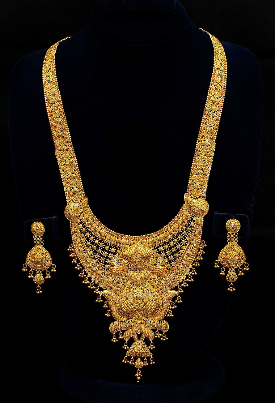 Traditional Indian Gold Necklace and Earring Set with Intricate Filigree and Dangling Beads HD phone wallpaper