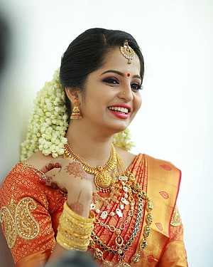 Kerala Bride in Traditional Saree with Gold Jewelry and Jasmine Garland HD phone wallpaper