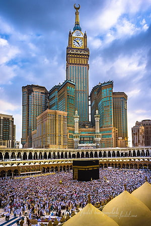Makkah Clock Tower Tower over the Kaaba and Grand Mosque with massive crowd of pilgrims HD phone wallpaper