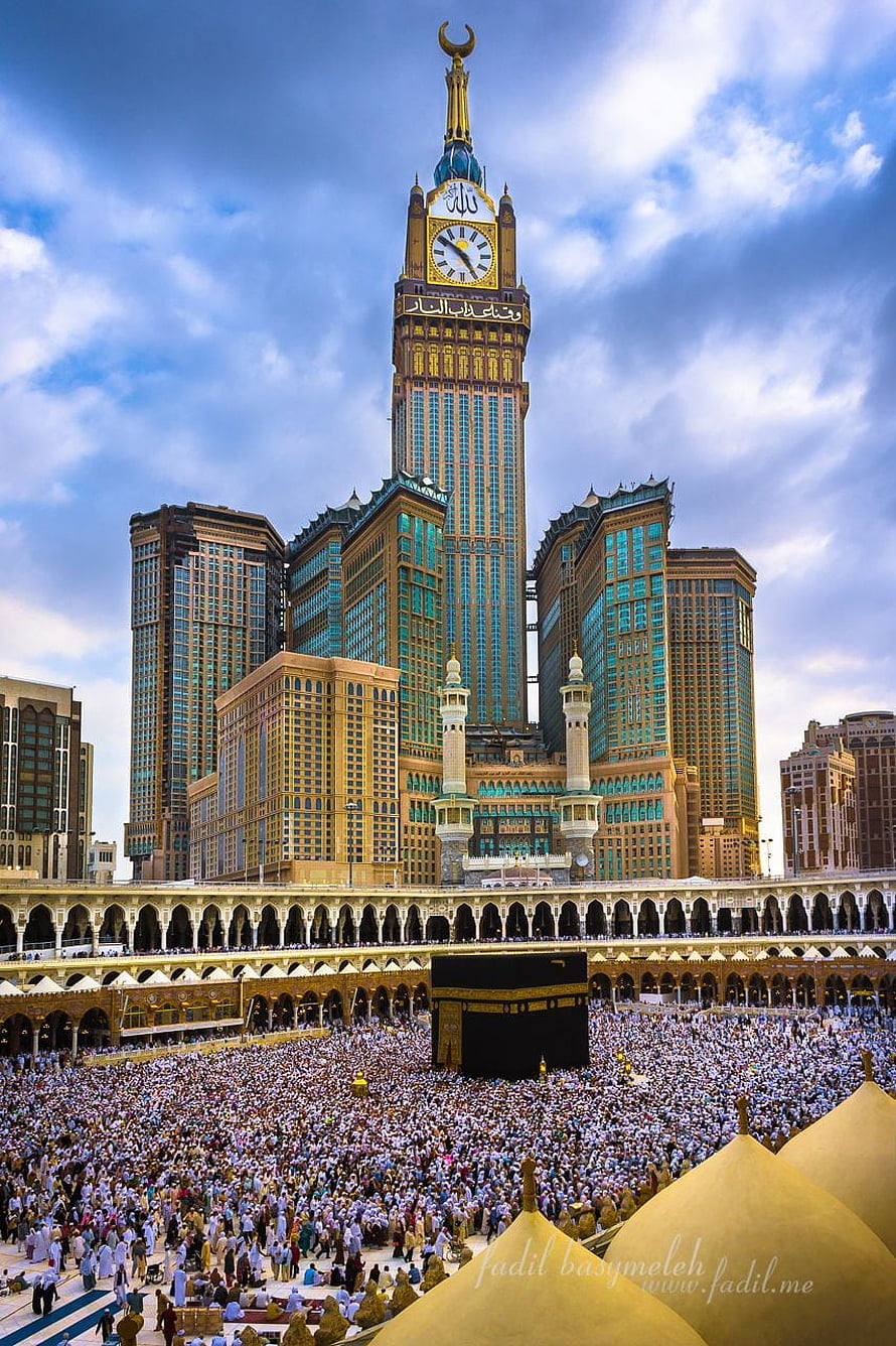 Makkah Clock Tower Tower over the Kaaba and Grand Mosque with massive crowd of pilgrims HD phone wallpaper