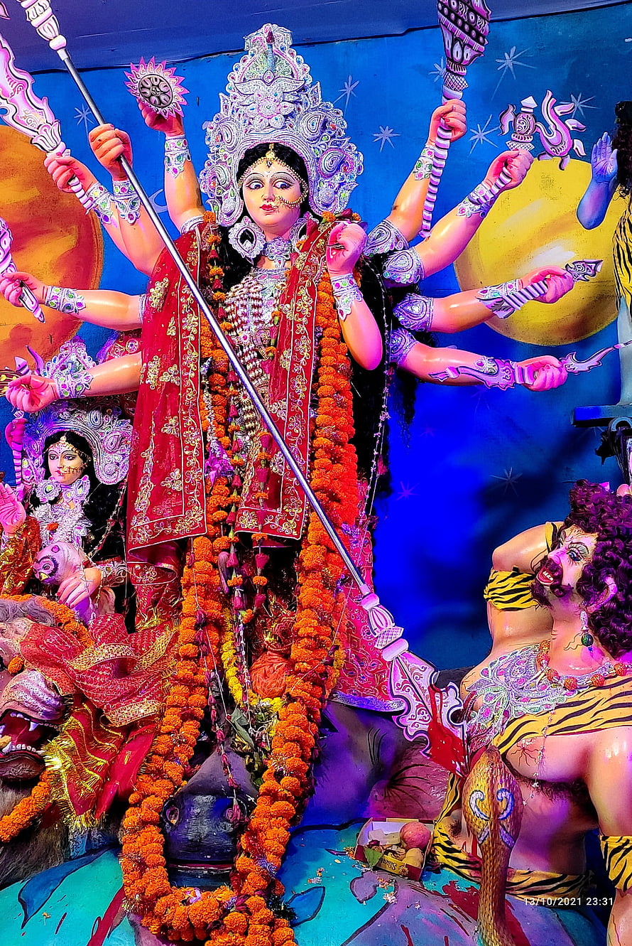 Vibrant Durga Puja Idol of Goddess Durga Slaying Mahishasura HD phone wallpaper