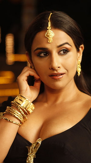 Vidya Balan wearing traditional gold jewelry and a black dress HD phone wallpaper