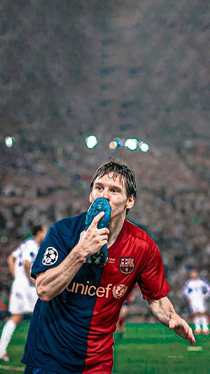 Lionel Messi Kissing The Ball In Barcelona Kit HD phone wallpaper