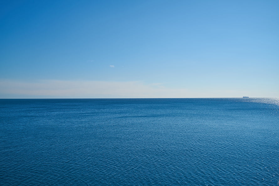 Serene Deep Blue Ocean Horizon Under a Clear Sky HD wallpaper
