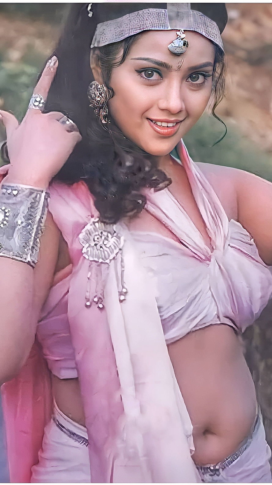 Portrait of a woman in traditional Indian attire with silver jewelry and pink outfit, Meena durai, meena, navel, tamil actress HD phone wallpaper