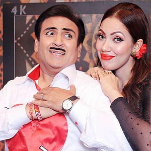 Dilip Joshi and Munmun Dutta in a playful promotional pose for Taarak Mehta Ka Ooltah Chashmah HD phone wallpaper