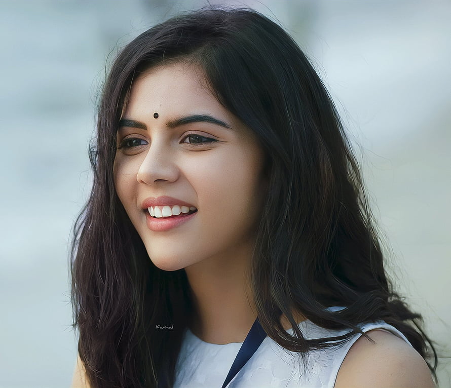 Portrait of a smiling young woman with long dark hair and a bindi, Kalyani Priyadarshan, lip, hridayam, maanaadu HD wallpaper