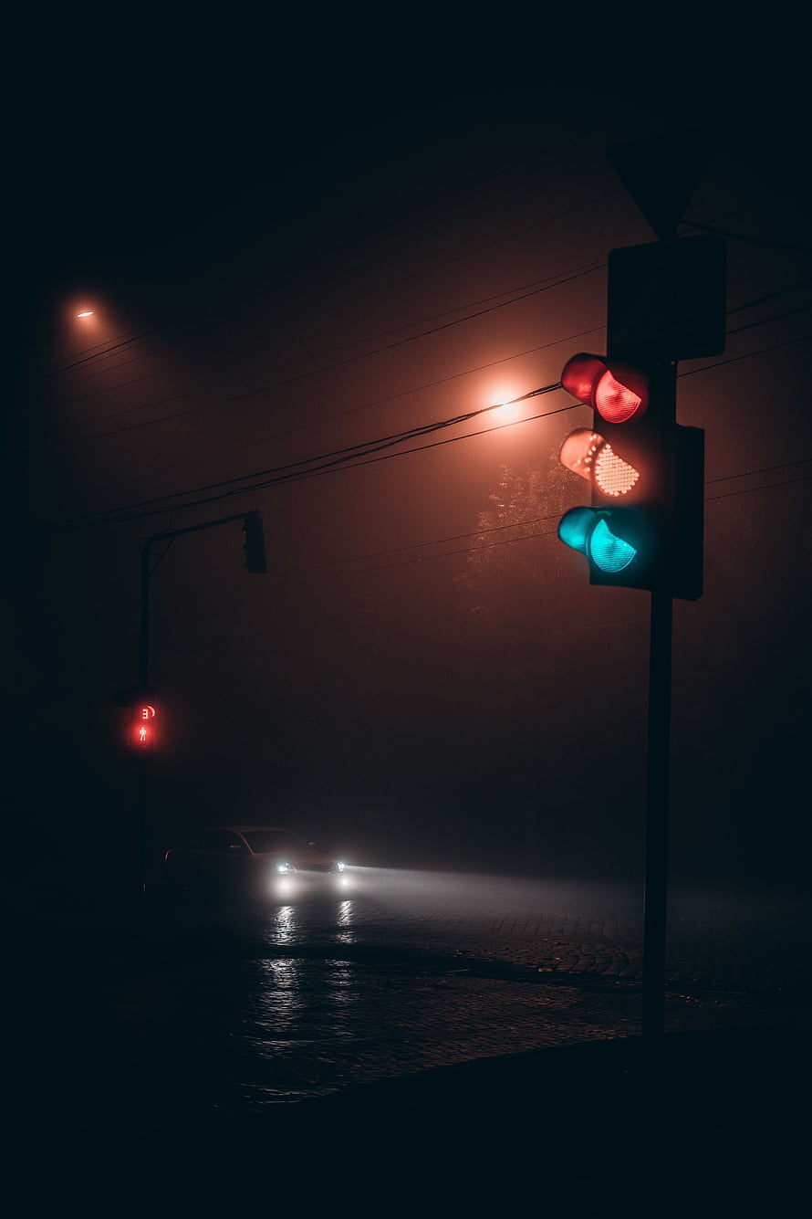 Atmospheric Night Street Scene with Traffic Lights and Car Headlights in Fog HD phone wallpaper