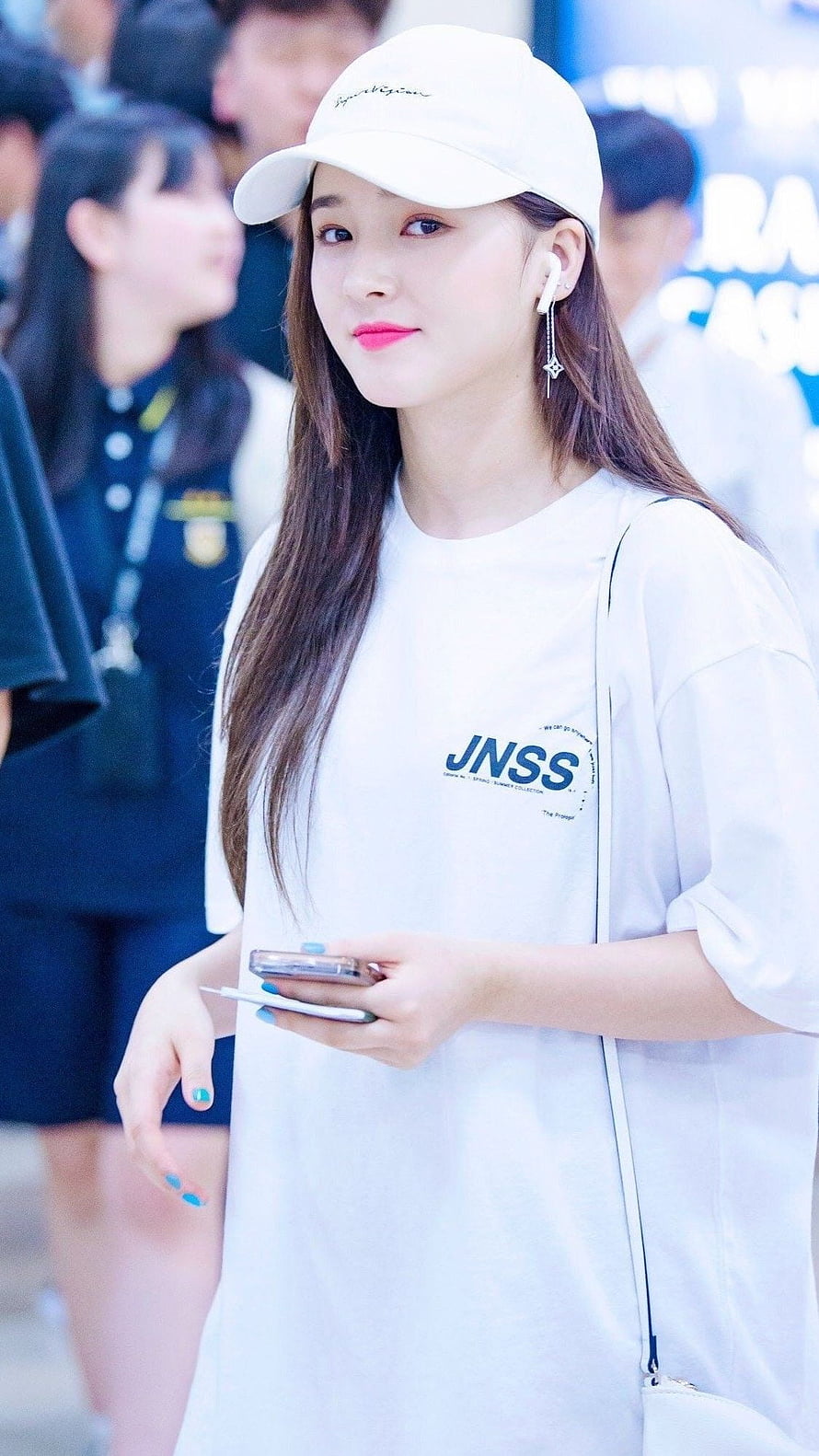 Kim Sejeong Casual Airport Look in White T-Shirt and Cap HD phone wallpaper