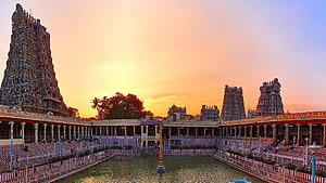 Meenakshi Amman Temple Gopurams and Sacred Pond at Golden Sunset in Madurai, Meenakshi Amman Temple in India, Hindu Temple HD wallpaper