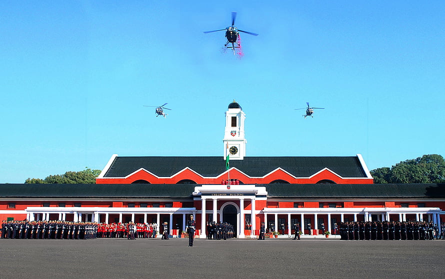 Indian Air Force Helicopters Fly Over Rashtrapati Bhavan During Parade HD wallpaper