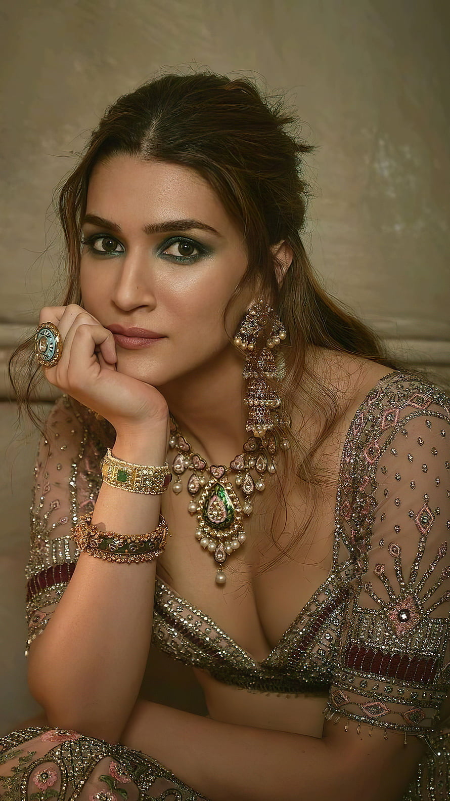 Alia Bhatt in a glamorous traditional ensemble with heavy jewelry and intricate embroidery HD phone wallpaper