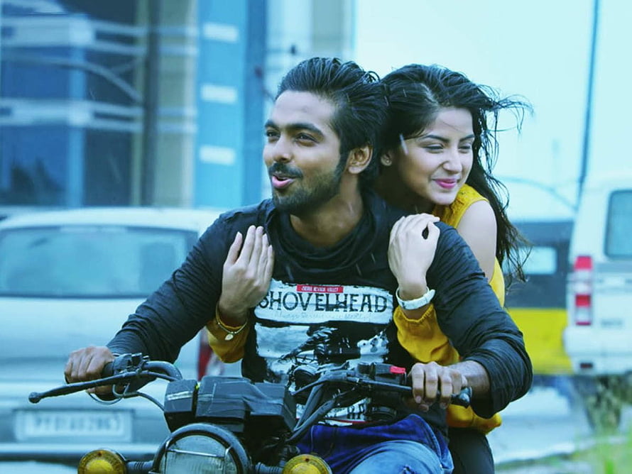 Sivappu Manjal Pachai Couple Riding Motorcycle in Urban Street Scene HD wallpaper
