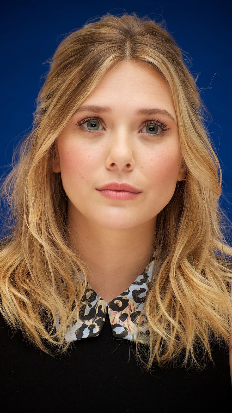 Elizabeth Olsen Portrait with Wavy Blonde Hair and Leopard Collar on Blue Background HD phone wallpaper